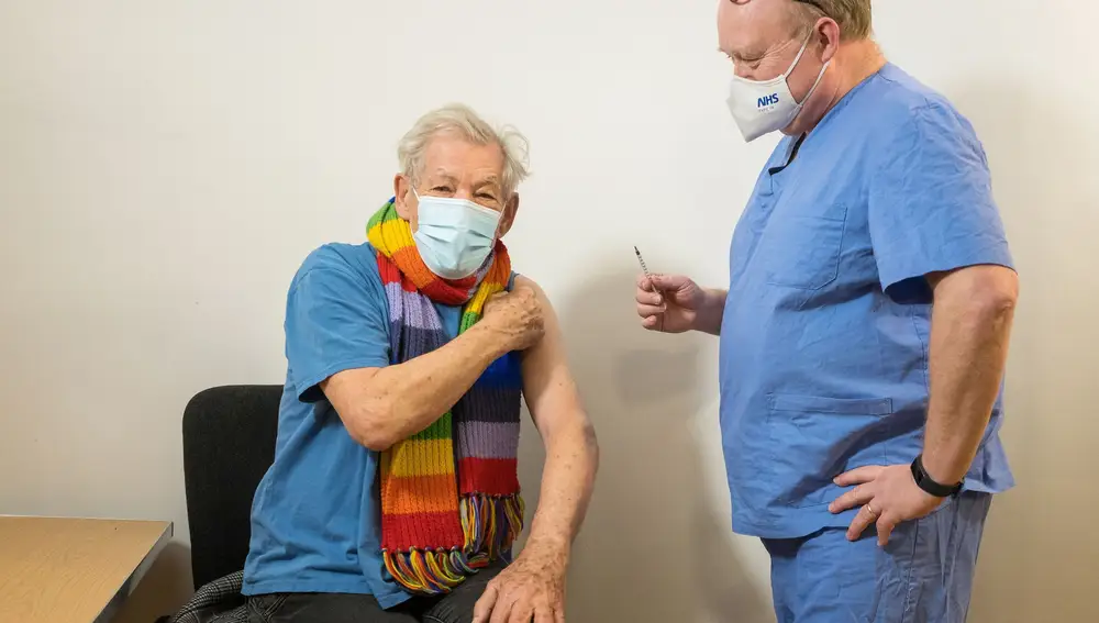Ian McKellen, momentos antes de recibir la vacuna contra la Covid-19
