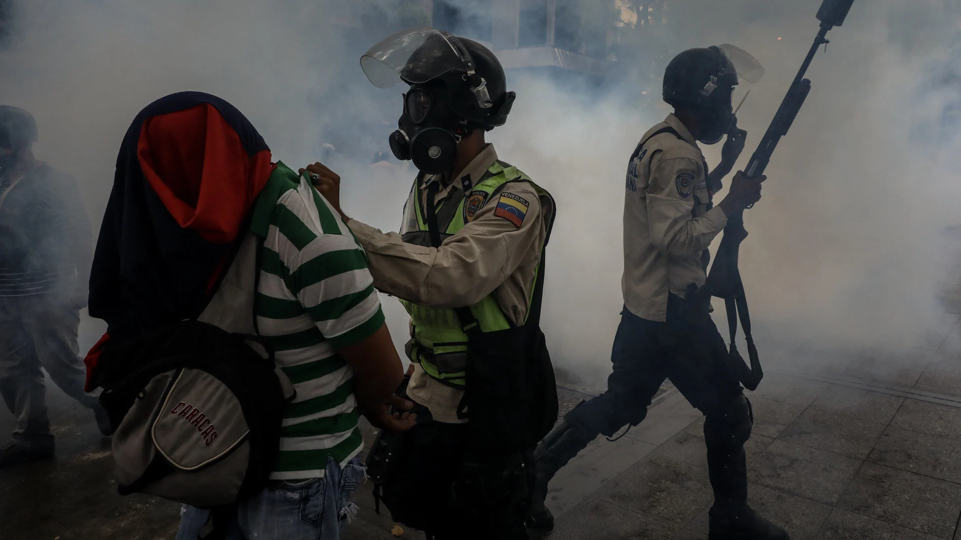 Agentes de la Policía Nacional Bolivariana bloquean el paso de una manifestación opositora