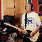 El ex beatle Paul McCartney, en su estudio casero