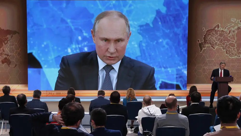 Putin en una pantalla durante una rueda de prensa