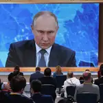 Putin en una pantalla durante una rueda de prensa