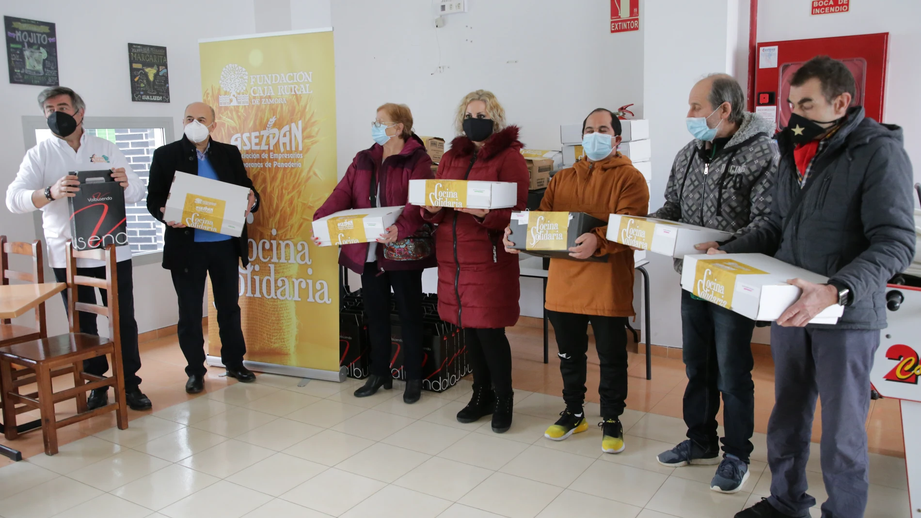 Entrega de cestas de Navidad a familias beneficiarias de la Cocina Solidaria, promovida por Caja Rural y Asezpan