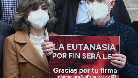 Imagen de archivo de la exministra de Sanidad, María Luisa Carcedo, junto a Ángel Hernández, que ayudó a morir a su mujer, enferma de esclerosis múltiple, al aprobarse la ley de la eutanasia