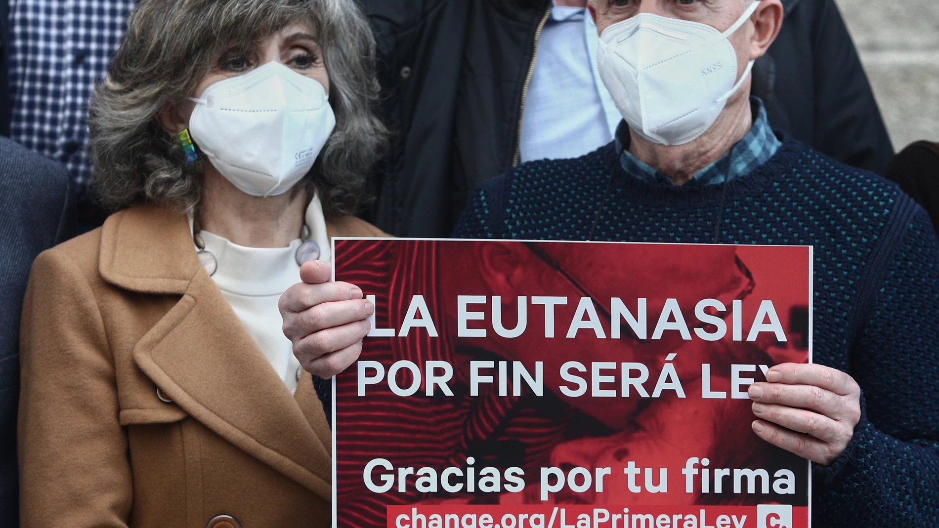 Imagen de archivo de la exministra de Sanidad, María Luisa Carcedo, junto a Ángel Hernández, que ayudó a morir a su mujer, enferma de esclerosis múltiple, al aprobarse la ley de la eutanasia