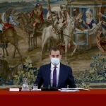 El rey Felipe, Pablo Hernández de Cos, gobernador del Banco de España, y el presidente de la RAE Santiago Muñoz Machado, durante la reunión anual de la Fundación Pro Real Academia Española, este jueves en el palacio de El Pardo