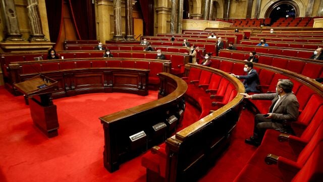 GRAFCAT6218 BARCELONA 18/12/2020.- Los diputados presentes esta tarde en el Parlamento de Cataluña proceden a votar de resolución conjunta presentada por JxCat, ERC y la CUP en la que se insta a las Cortes a aprobar una ley de amnistía para los encausados del "procés", durante el último pleno convocado de la actual legislatura antes de que la Cámara se disuelva automáticamente el 21 de diciembre al no haber ningún candidato a la investidura, lo que supondrá la convocatoria de elecciones para el 14 de febrero. EFE/ Quique Garcia