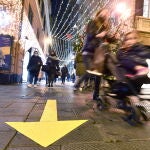 Flechas amarillas en el suelo señalan el sentido de los peatones en Génova (Italia), donde se han endurecido las medidas.