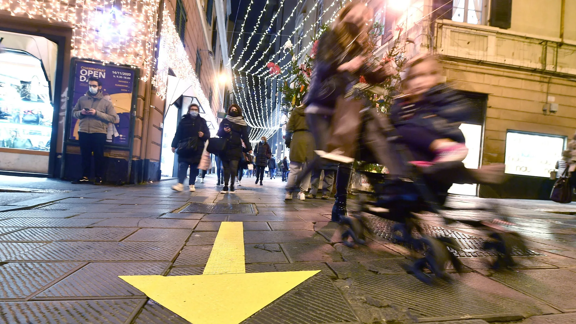 Flechas amarillas en el suelo señalan el sentido de los peatones en Génova (Italia), donde se han endurecido las medidas.