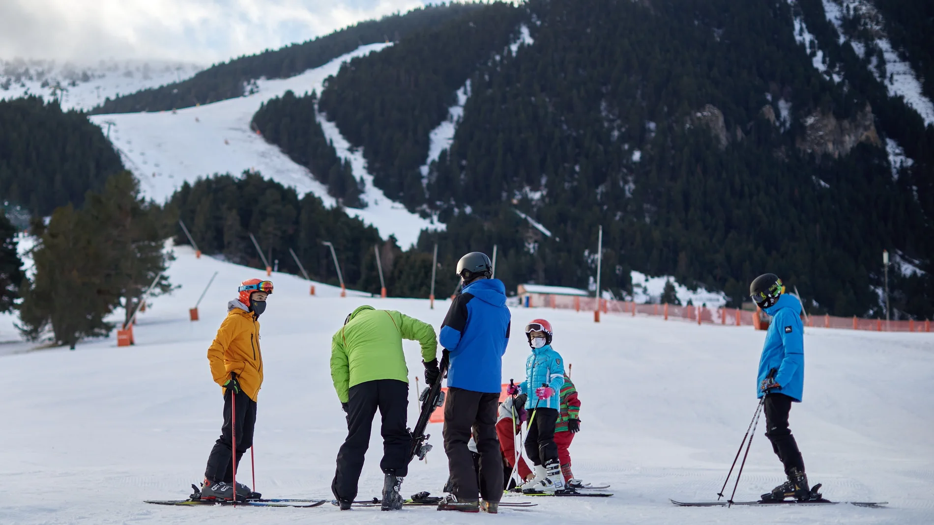 Las estaciones de esquí de las dos comarcas que habían optado por abrir son unas de las daminificadas. EFE/ David Borrat