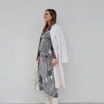 Paula Echevarría y las botas blancas perfectas de Stradivarius.