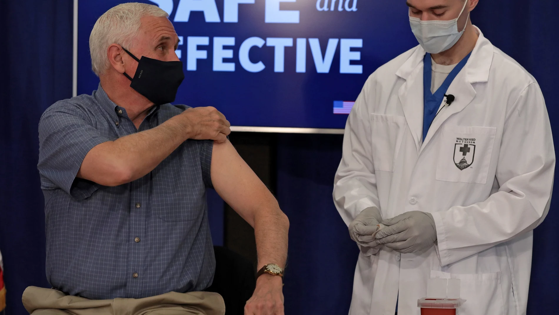 El vicepresidente de EE UU, Mike Pence, recibe la vacuna de coronavirus en la Casa Blanca