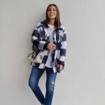 Paula Echevarría y la sobrecamisa de cuadros y flecos que necesitas.