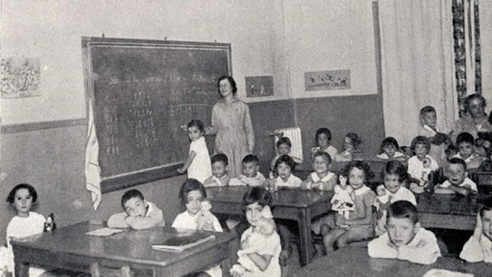 Niños en la escuela en la época de la Segunda República
