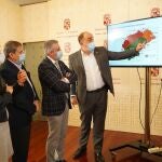 El presidente de la Diputación de Segovia, Miguel Ángel de Vicente, explica el proyecto a los diputados