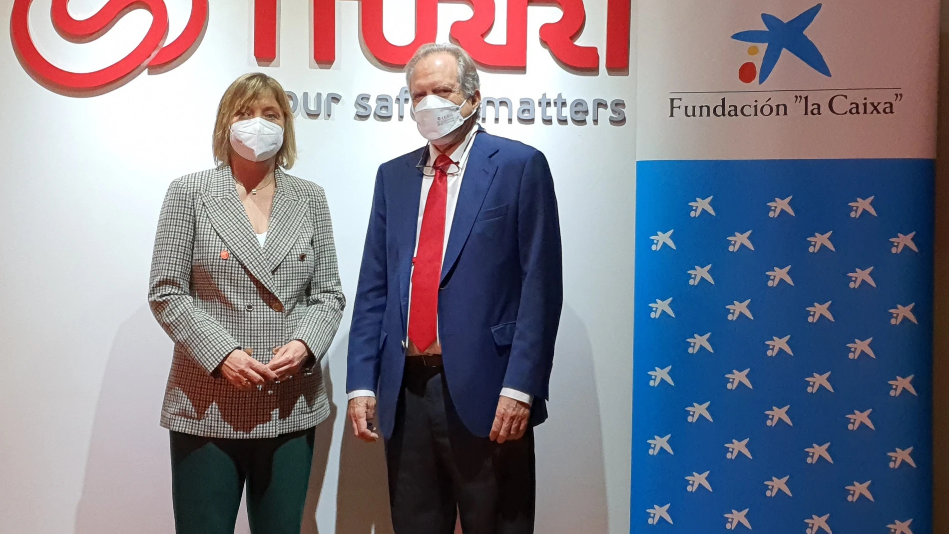 La directora territorial de CaixaBank en Andalucía Occidental y Extremadura, María Jesús Catalá, y el director general del Grupo Iturri, Juan Francisco Iturri