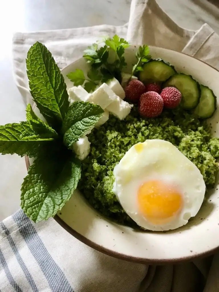 En la imagen, cuscús de brócoli con feta, madroño, pepino, huevo y menta.