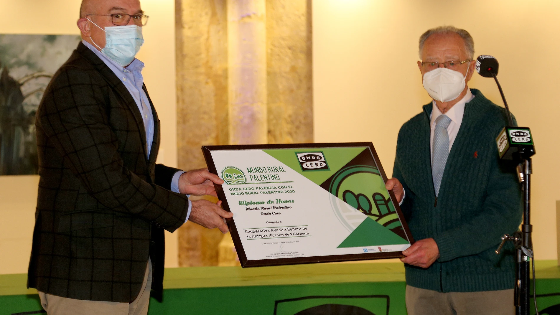 El consejero de Agricultura, Ganadería y Desarrollo Rural, Jesús Julio Carnero, entrega uno de los premios