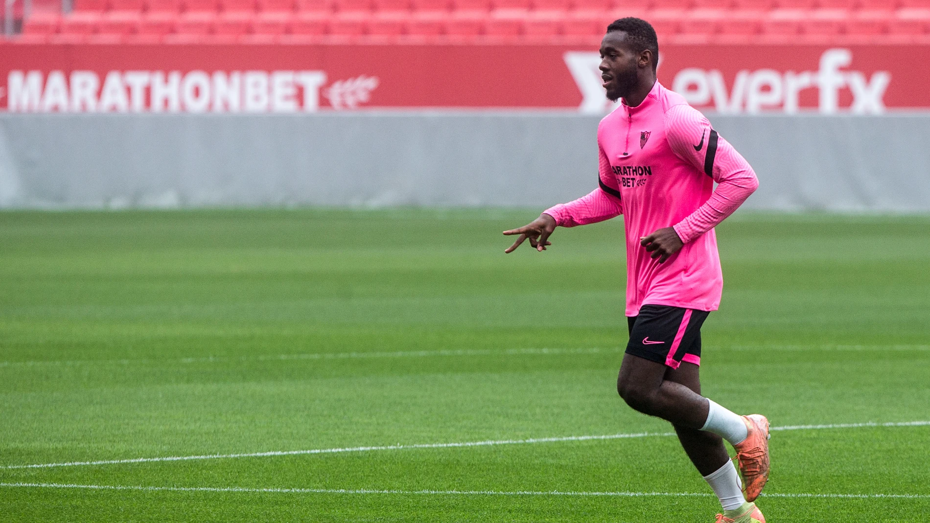 Joris Gnagnon durante un entrenamiento con el Sevilla.