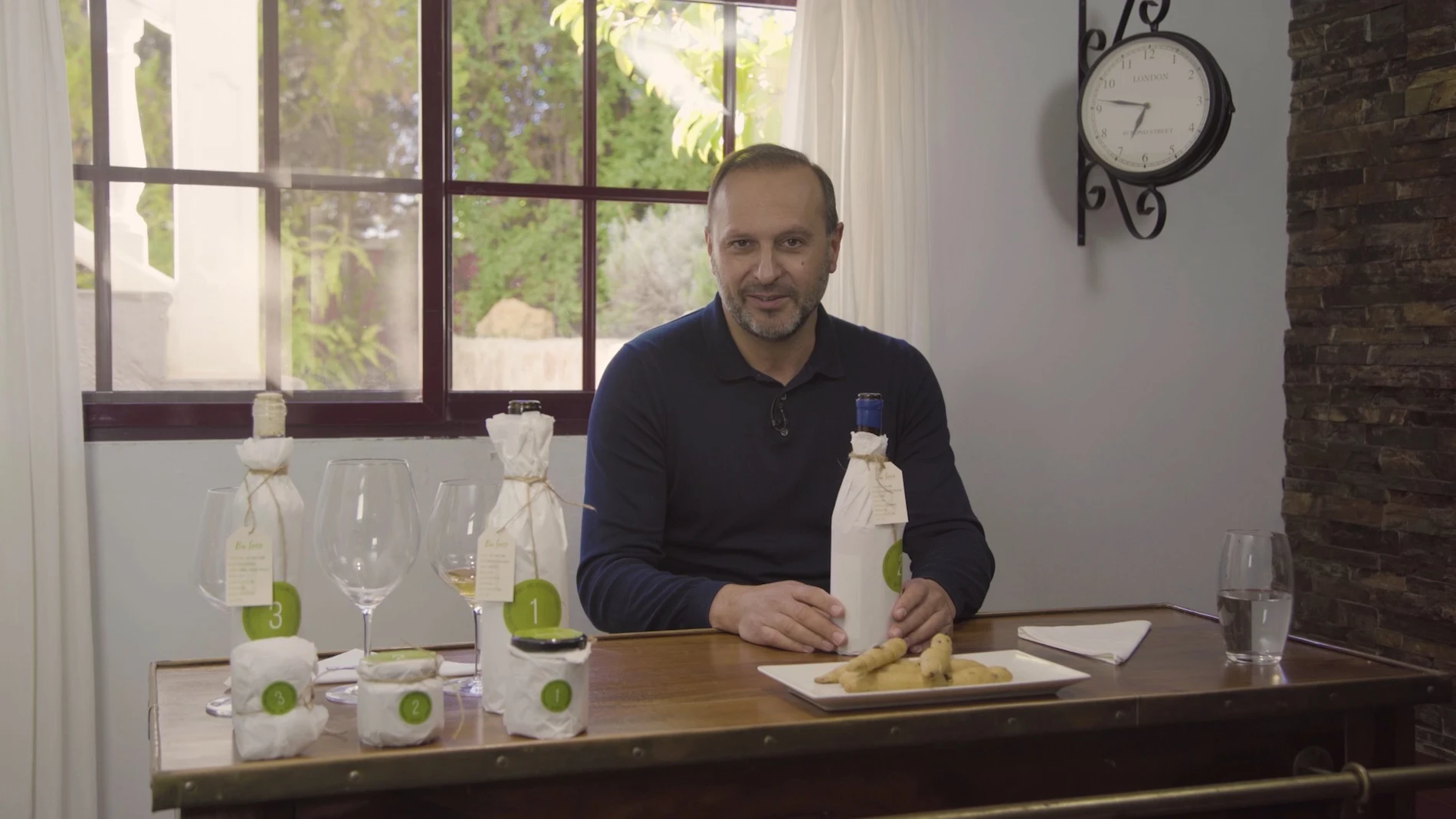 El enólogo experto en gastronomía eco Pedro Olivares durante la cata virtual