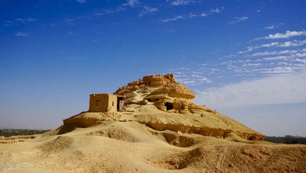 Gebel al-Mawta, también conocido como la Montaña de los Muertos. Se trataba de un lugar de enterramiento para los gobernadores del oasis y los primeros cristianos coptos.