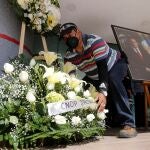 Militantes y amigos depositan arreglos florales en las instalaciones del comité estatal del Partido Revolucionario Institucional (PRI)