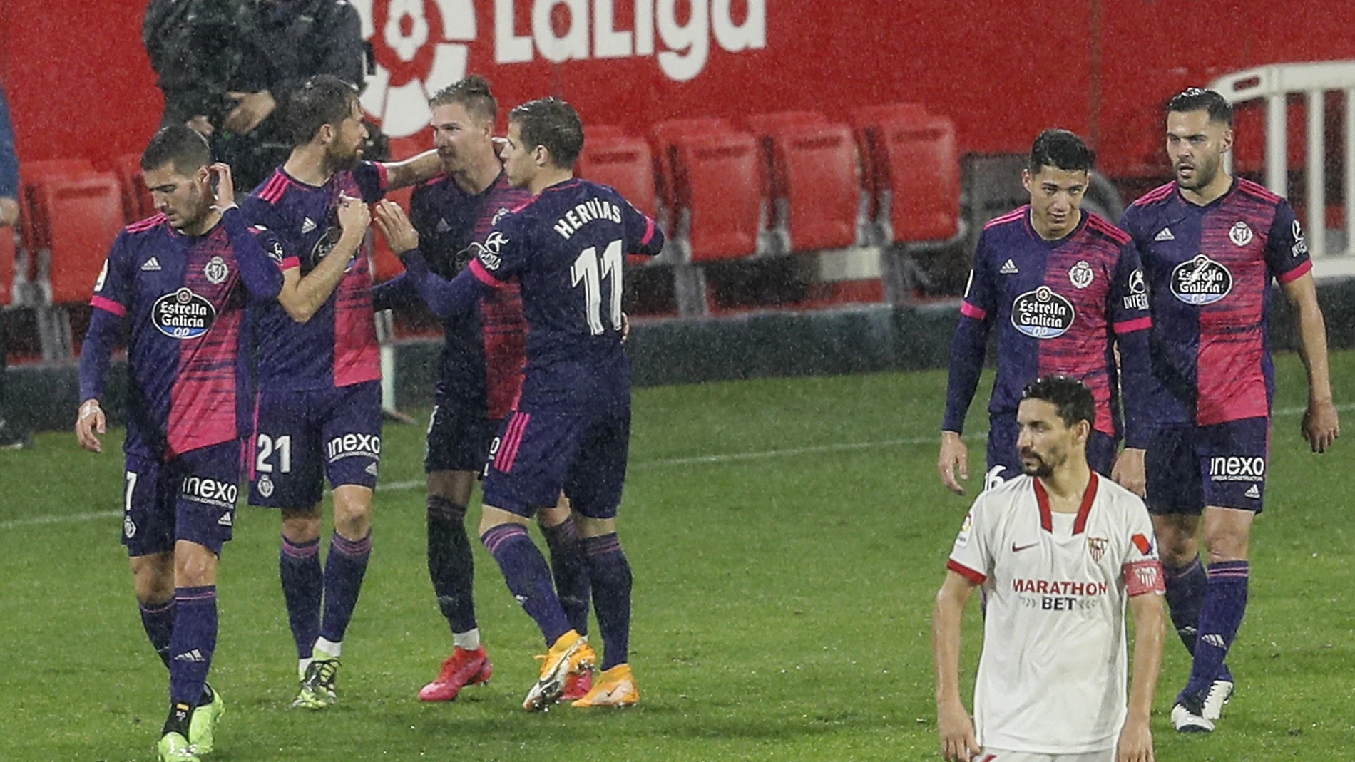 Los jugadores del Valladolid celebran el gol ante el Sevilla, durante el partido de Liga en Primera División disputado esta noche en el estadio Sánchez Pizjuán. EFE/Jose Manuel Vidal