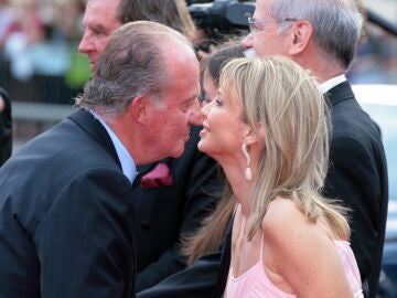 Spanish King Juan Carlos meets Corinna Zu Sayn - Wittgenstein during the Laureus Award 2006 in Barcelona.