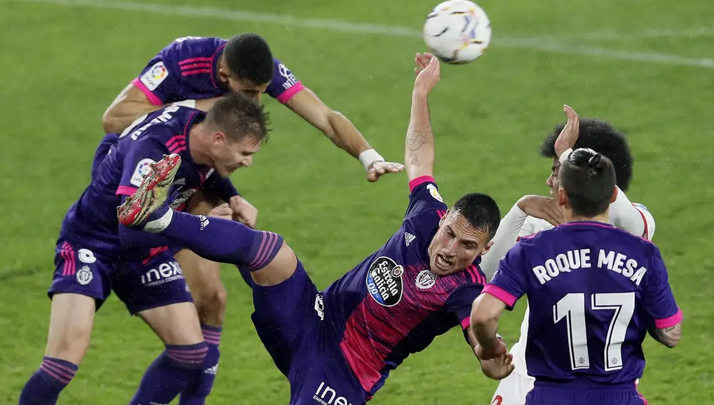 Varios jugadores del Valladolid tratan de despejar un saque de esquina, durante el partido de Liga en Primera División ante el Sevilla que disputan esta noche en el estadio Sánchez Pizjuán. EFE/Jose Manuel Vidal