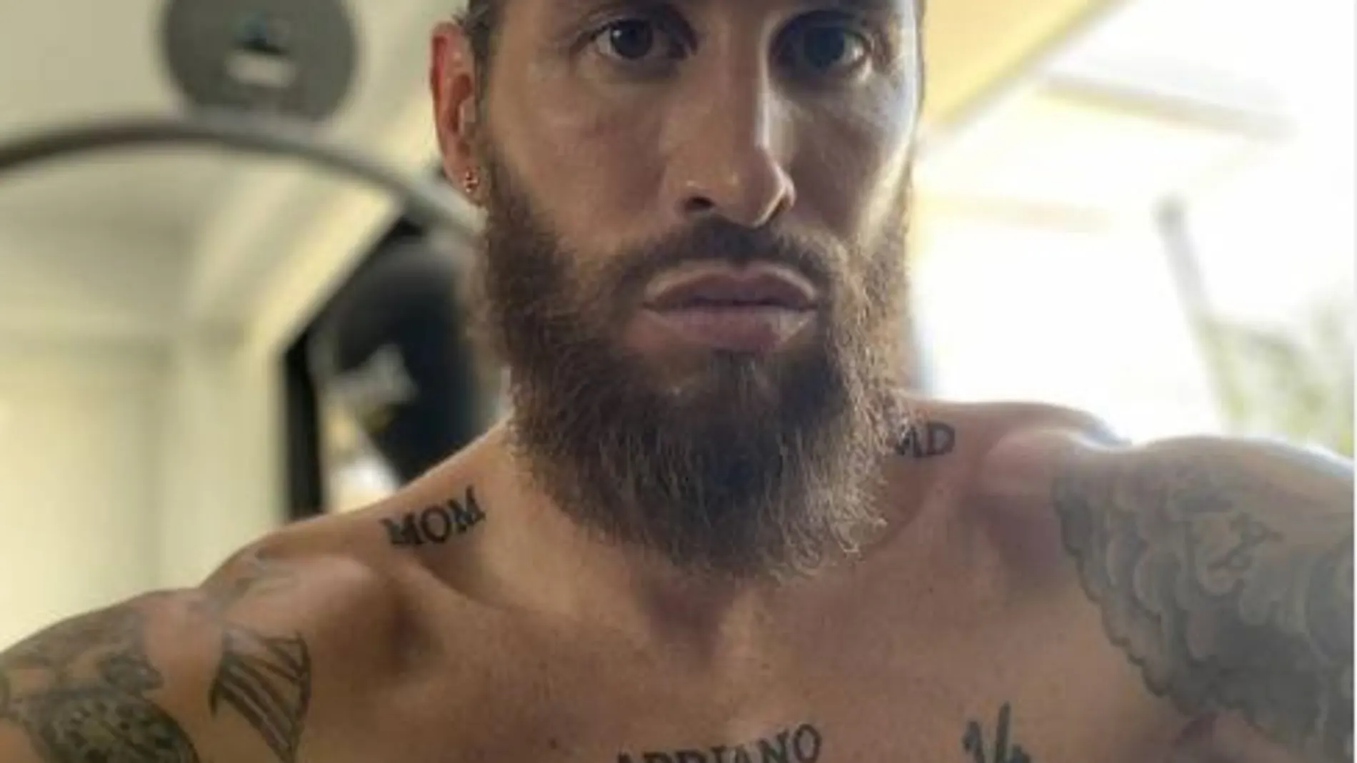 A Sergio Ramos le encanta presumir de sus tatuajes