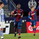 El delantero del Levante Jorge De Frutos (d) celebra tras marcar el segundo gol ante la Real Sociedad