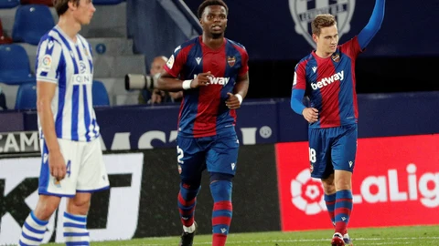 El delantero del Levante Jorge De Frutos (d) celebra tras marcar el segundo gol ante la Real Sociedad