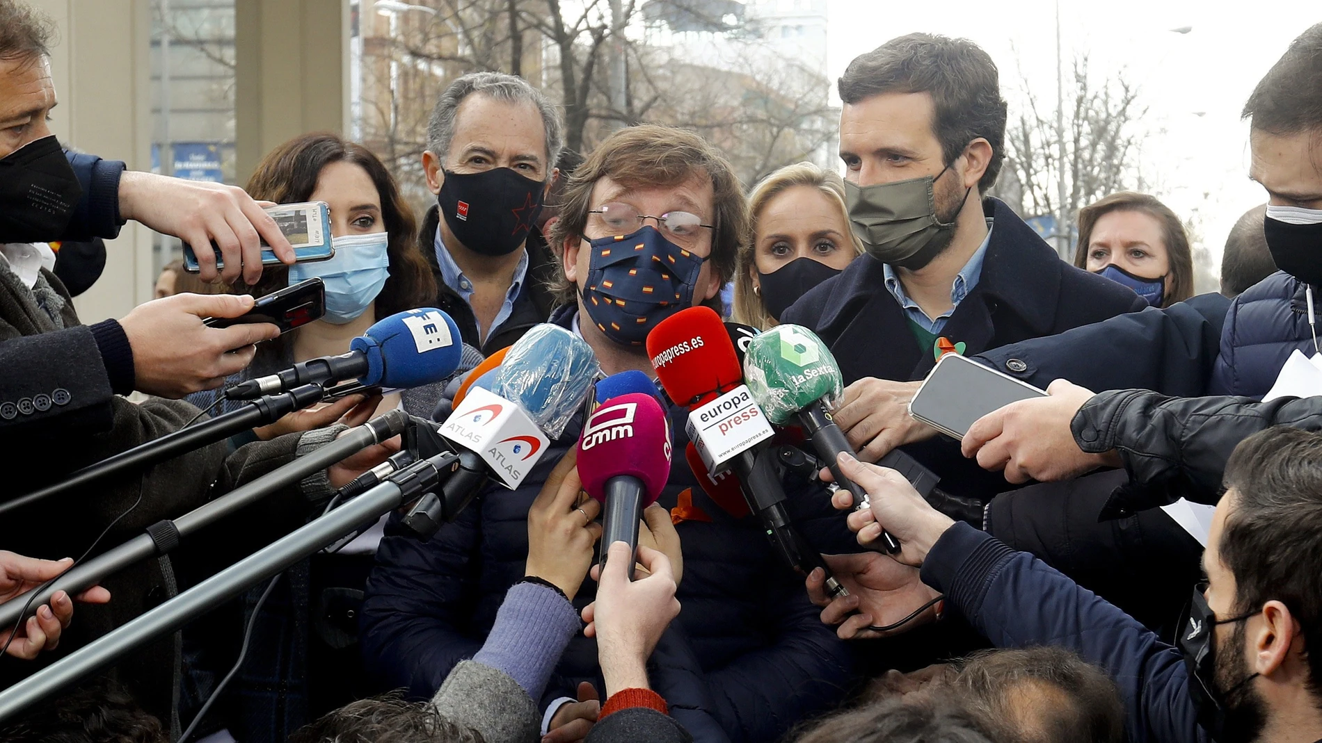 El alcalde de Madrid, José Luis Martínez-Almeida, entre Pablo Casado e Isabel Díaz Ayuso, ayer domingo