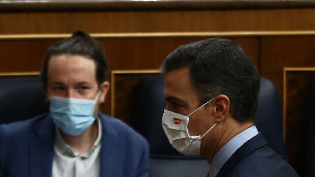 El presidente del Gobierno, Pedro Sánchez, junto con su vicepresidente tercero, Pablo iglesias