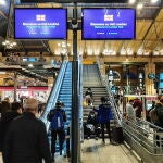 Viajeros en la terminal Eurostar de la estación de tren 'Gare du Nord' en París, Francia