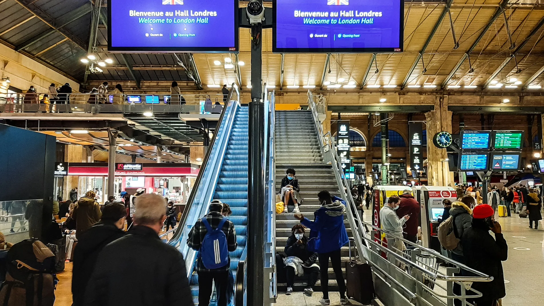 Viajeros en la terminal Eurostar de la estación de tren 'Gare du Nord' en París, Francia