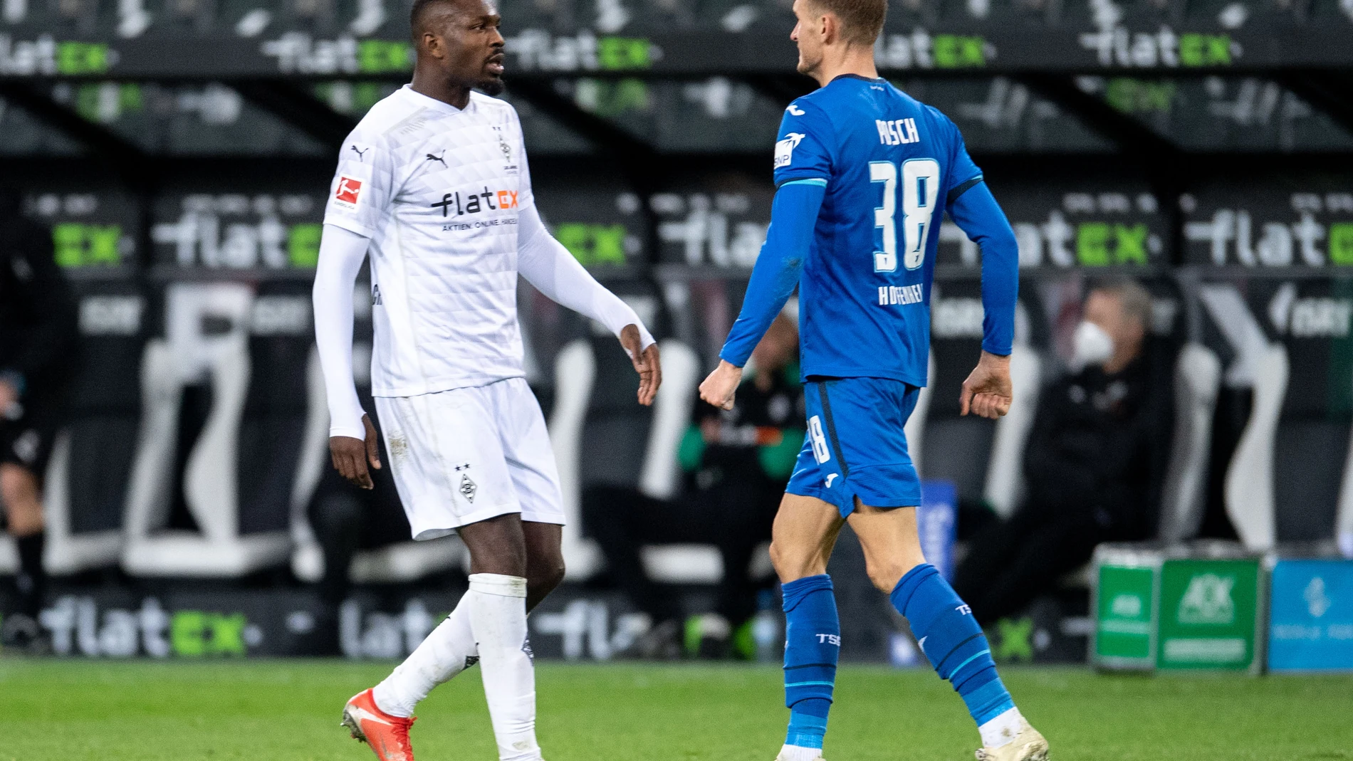 Marcus Thuram se encara con Stefan Posch.