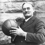 James Naismith inventó el baloncesto en 1891. El primer partido se disputó el 21 de diciembre de ese año