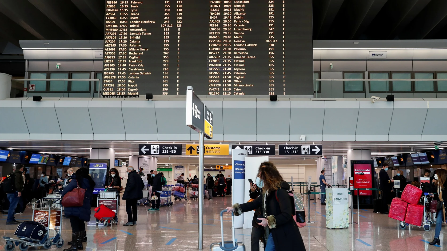 Aeropuerto de Fiumicino después de que el gobierno italiano anunciara que todos los vuelos desde y hacia el Reino Unido se suspenden