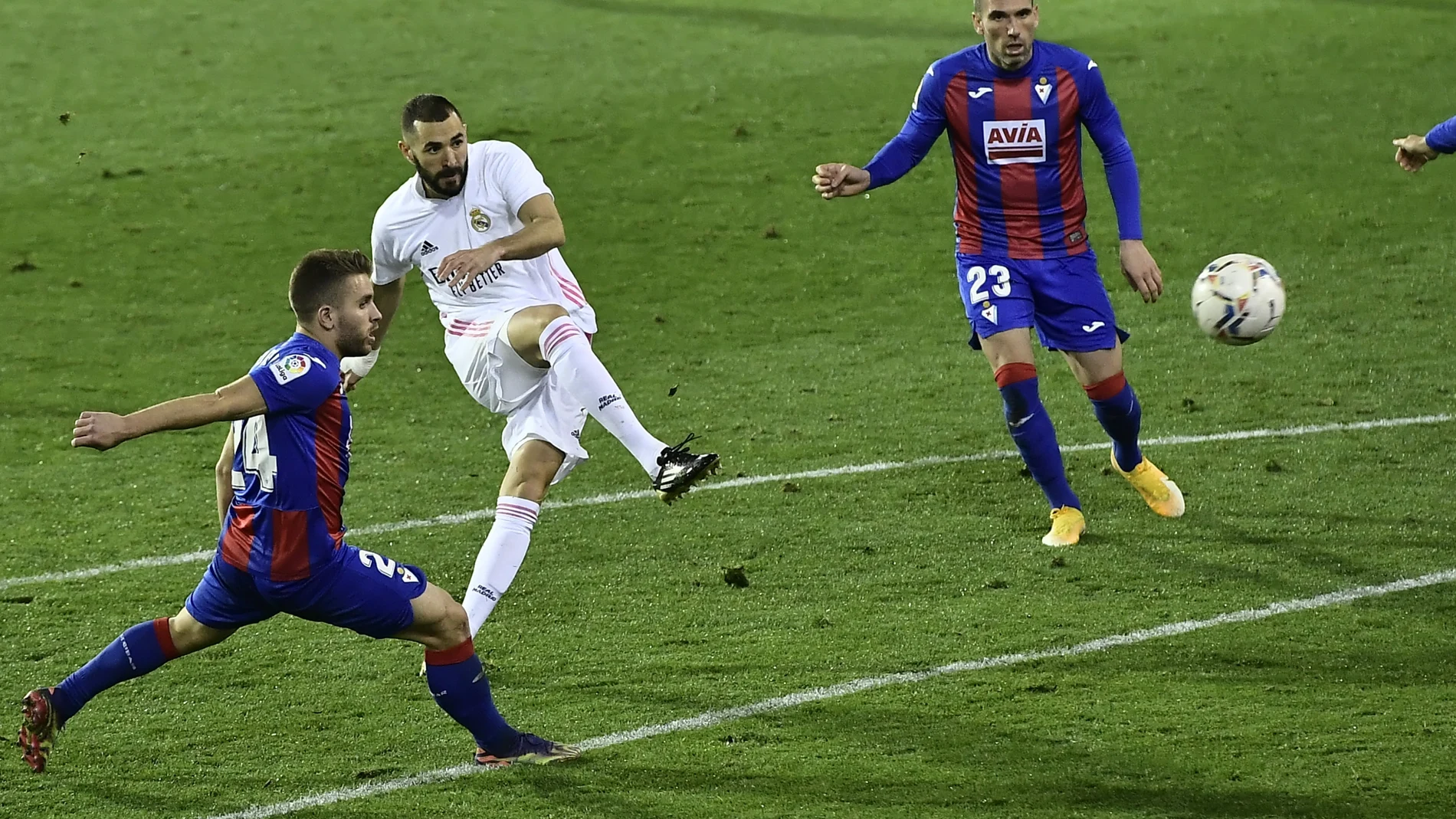 Benzema lanza a portería en el Eibar - Real Madrid