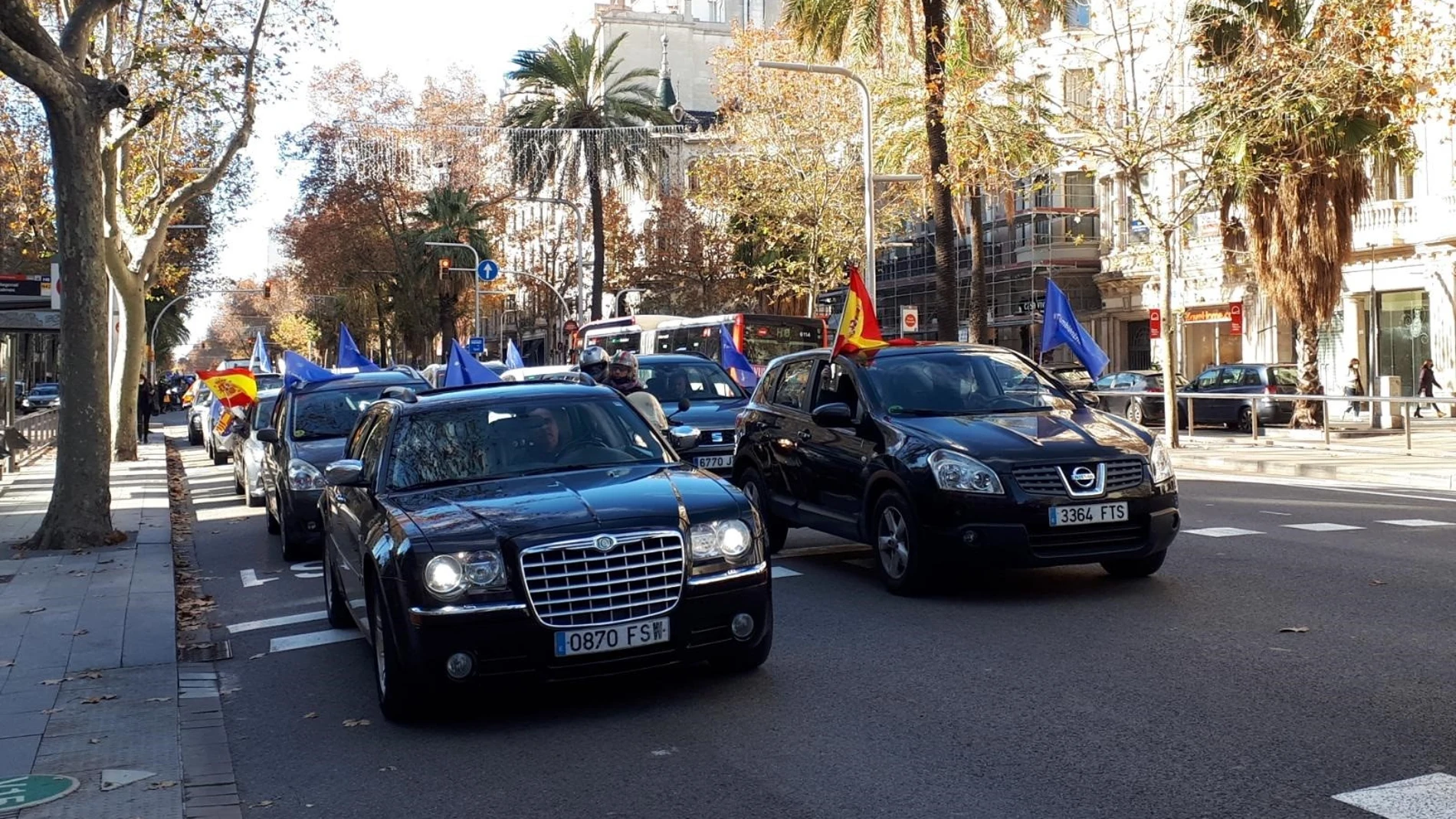 Manifestación con coches de la AEB en Barcelona contra la 'Ley Celaá' en su paso por la avenida Diagonal.