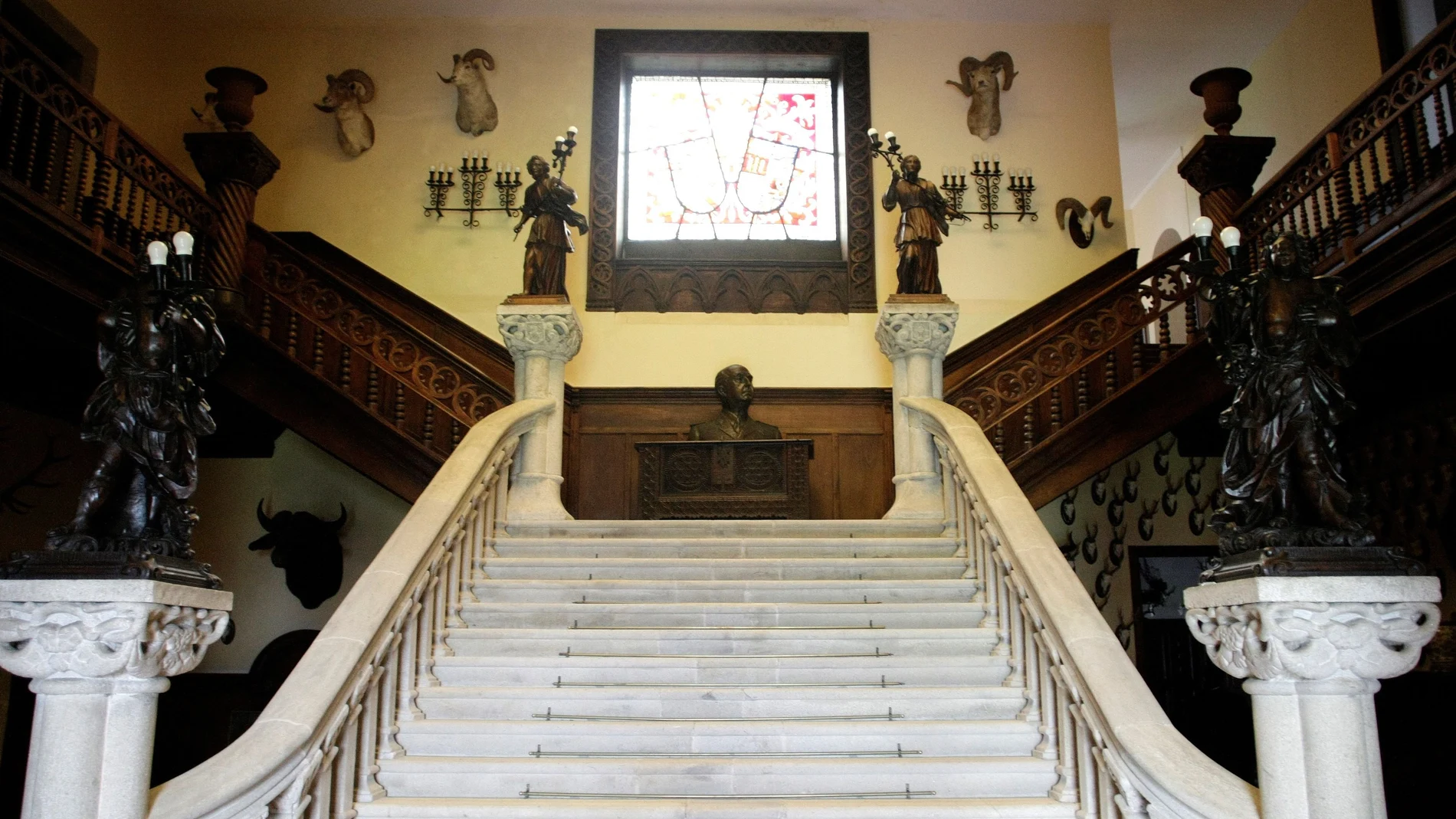 Escalinata de entrada al Pazo de Meirás, con un busto de Franco al final de la escalera