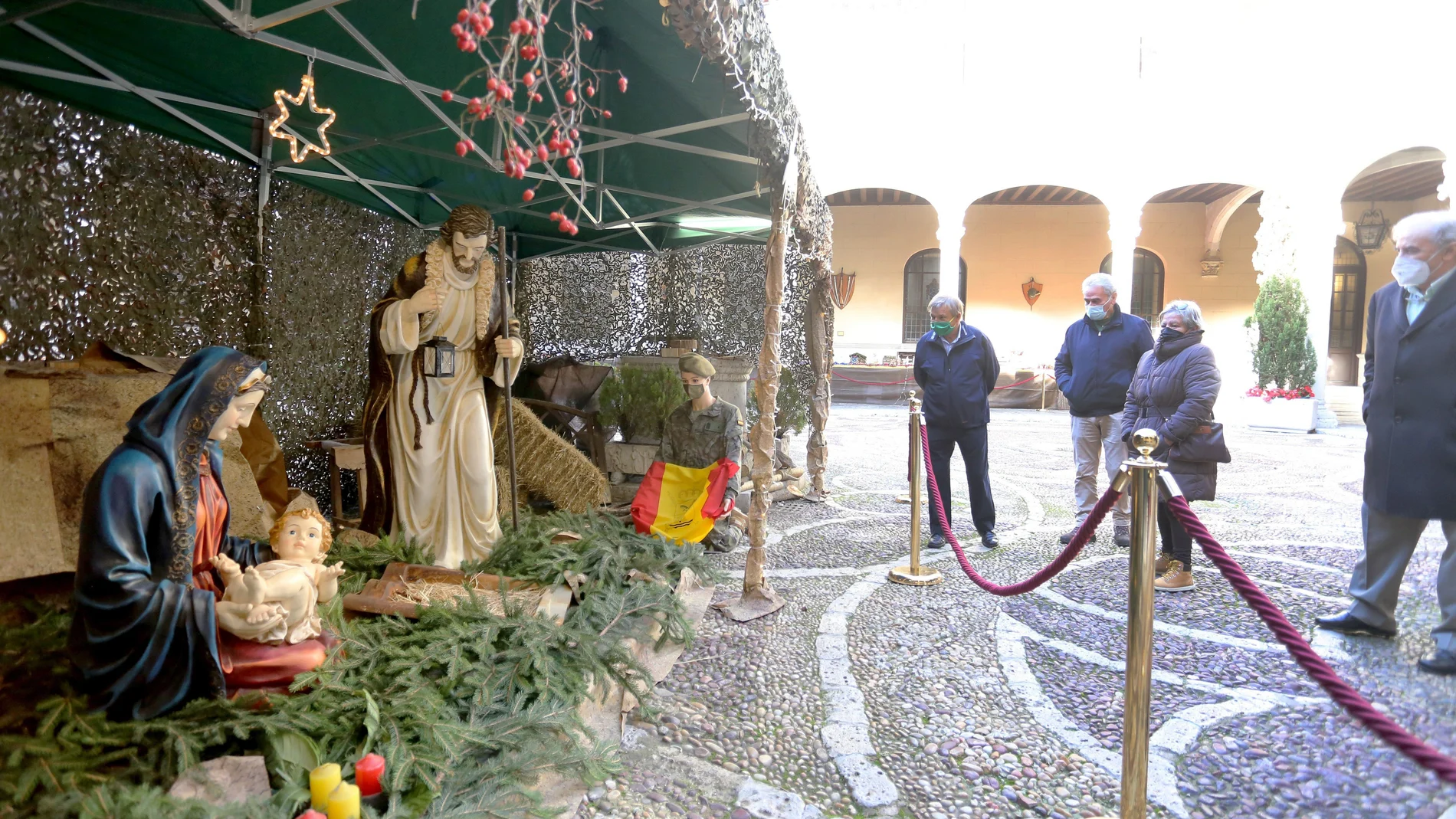 Misterio a tamaño natural que puede verse en el centro del patio de Capitanía