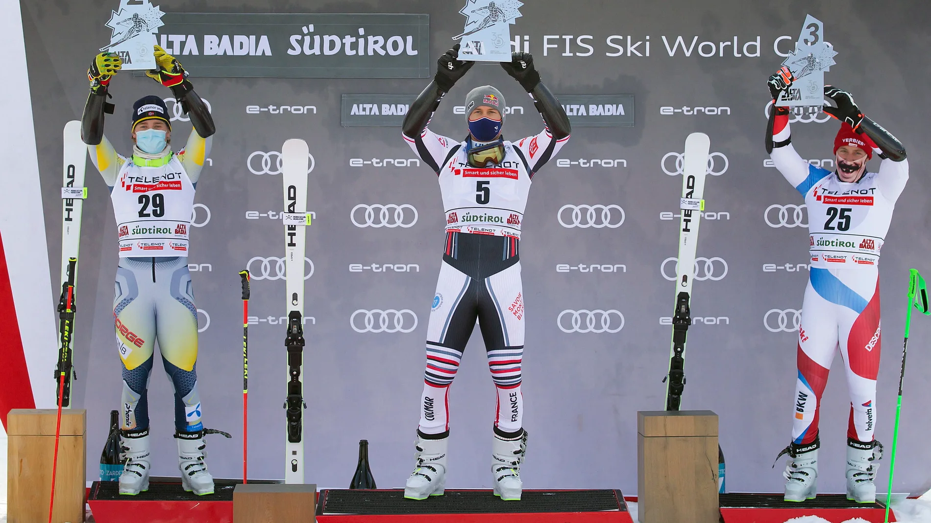 El segundo clasificado, Atle Lie Mcgrath (I) de Noruega, el ganador Alexis Pinturault (C) de Francia y el tercer clasificado Justin Murisier (D) de Suiza celebran en el podio de la carrera de slalom gigante masculino de la Copa del Mundo de Esquí Alpino en Alta Badia (Italia). EFE/EPA/ANDREA SOLERO