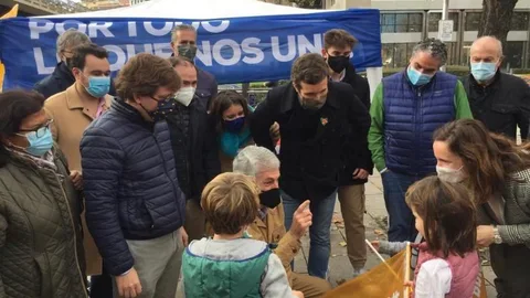 El diputado del PP, Adolfo Suárez Illana, saluda a los biznietos de Gutiérrez Mellado, en presencia del presidente del PP, Pablo Casado, y el alcalde de Madrid, José Luis Martínez Almeida