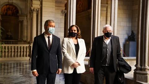 La alcaldesa de Barcelona, Ada Colau, junto al primer teniente de alcalde, Jaume Collboni, y el líder de ERC en el Ayuntamiento de Barcelona, Ernest Maragall.