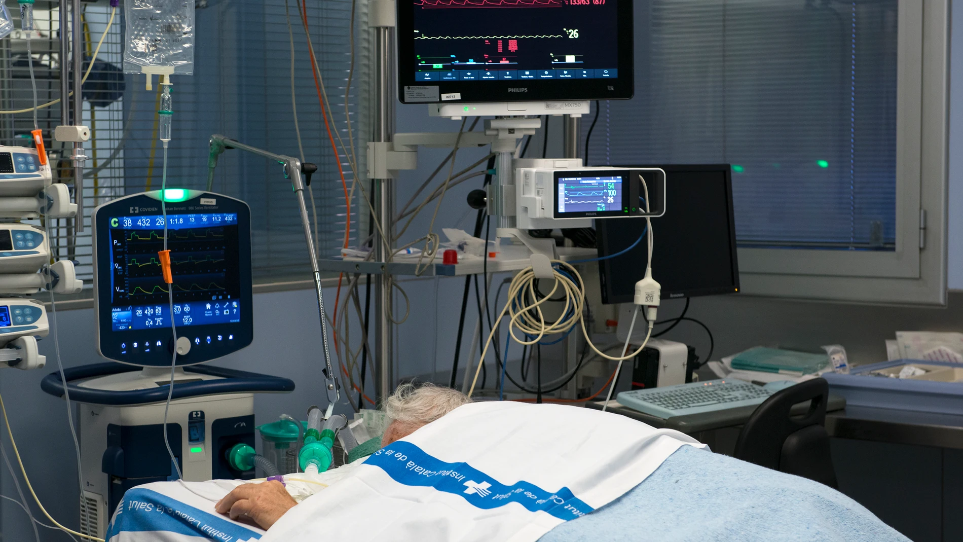 Un paciente ingresado en la Unidad de Cuidados Intensivos (UCI) para enfermos de coronavirus del Hospital Universitario Dr. Josep Trueta de Girona