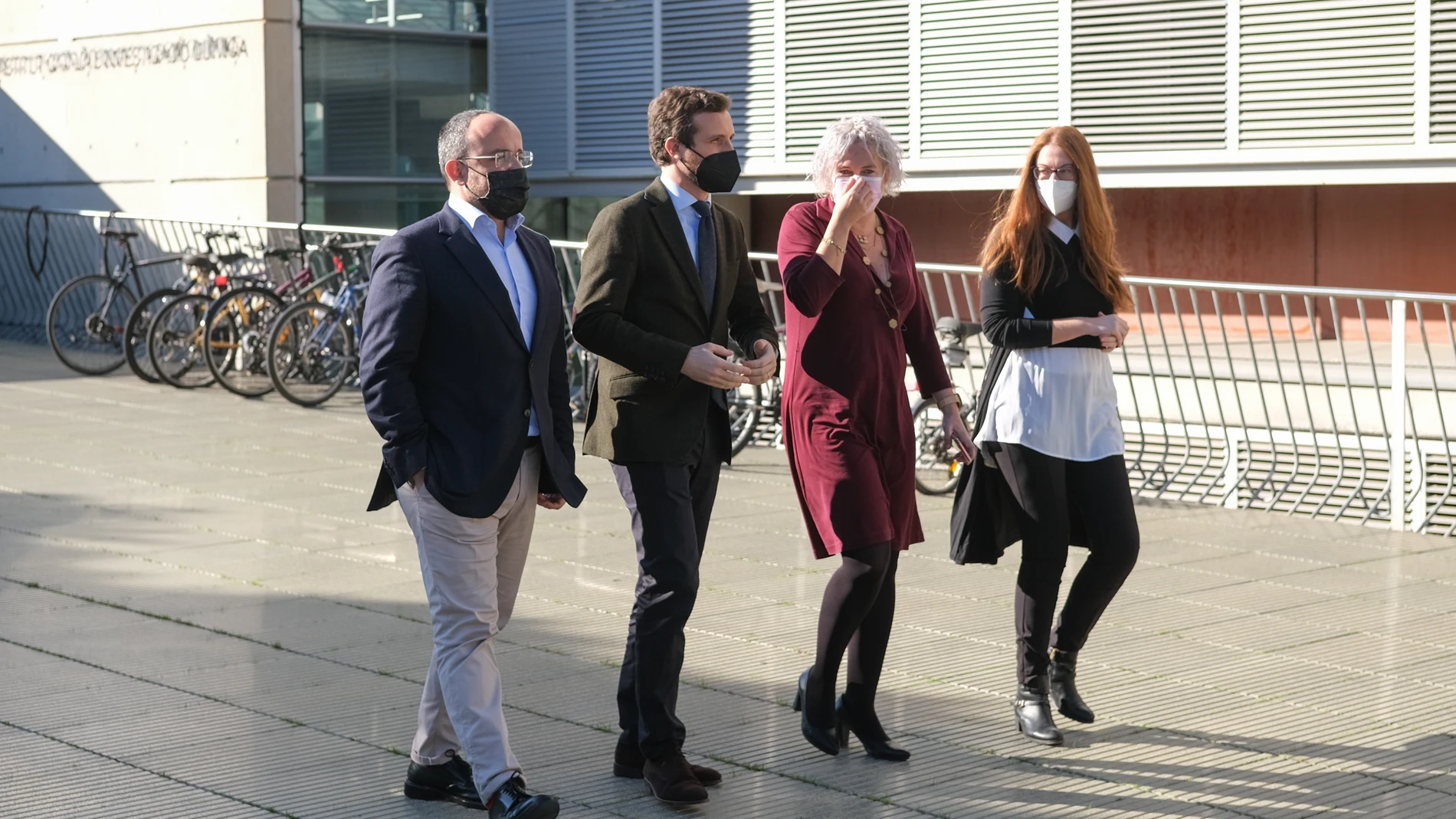 El presidente del PP, Pablo Casado (D), visita el Instituto Catalán de Investigación Científica en Tarragona acompañado del presidente del PPC, Alejandro Fernández (I), en Tarragona.