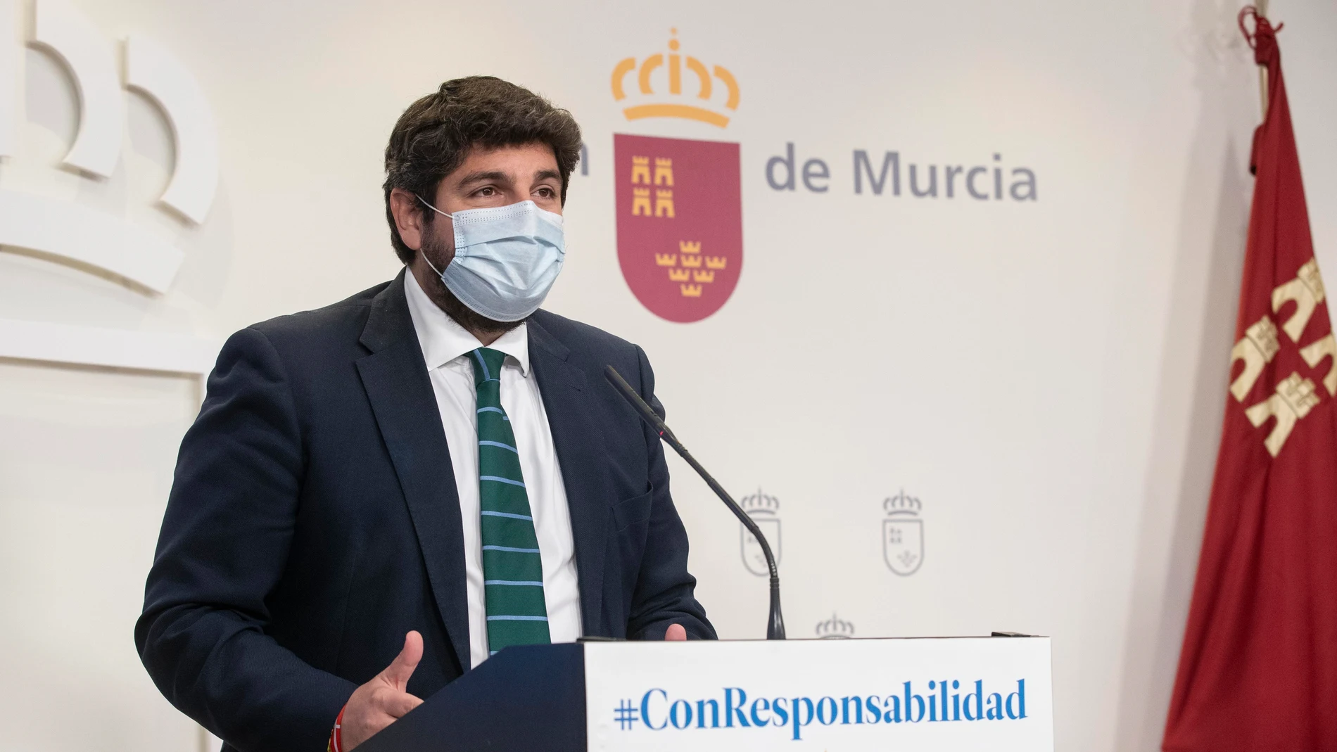 El presidente del Gobierno regional, Fernando López Miras, en la rueda de prensa