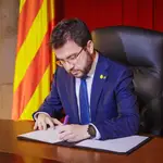  Aragonès firma el decreto de convocatoria de elecciones catalanas 