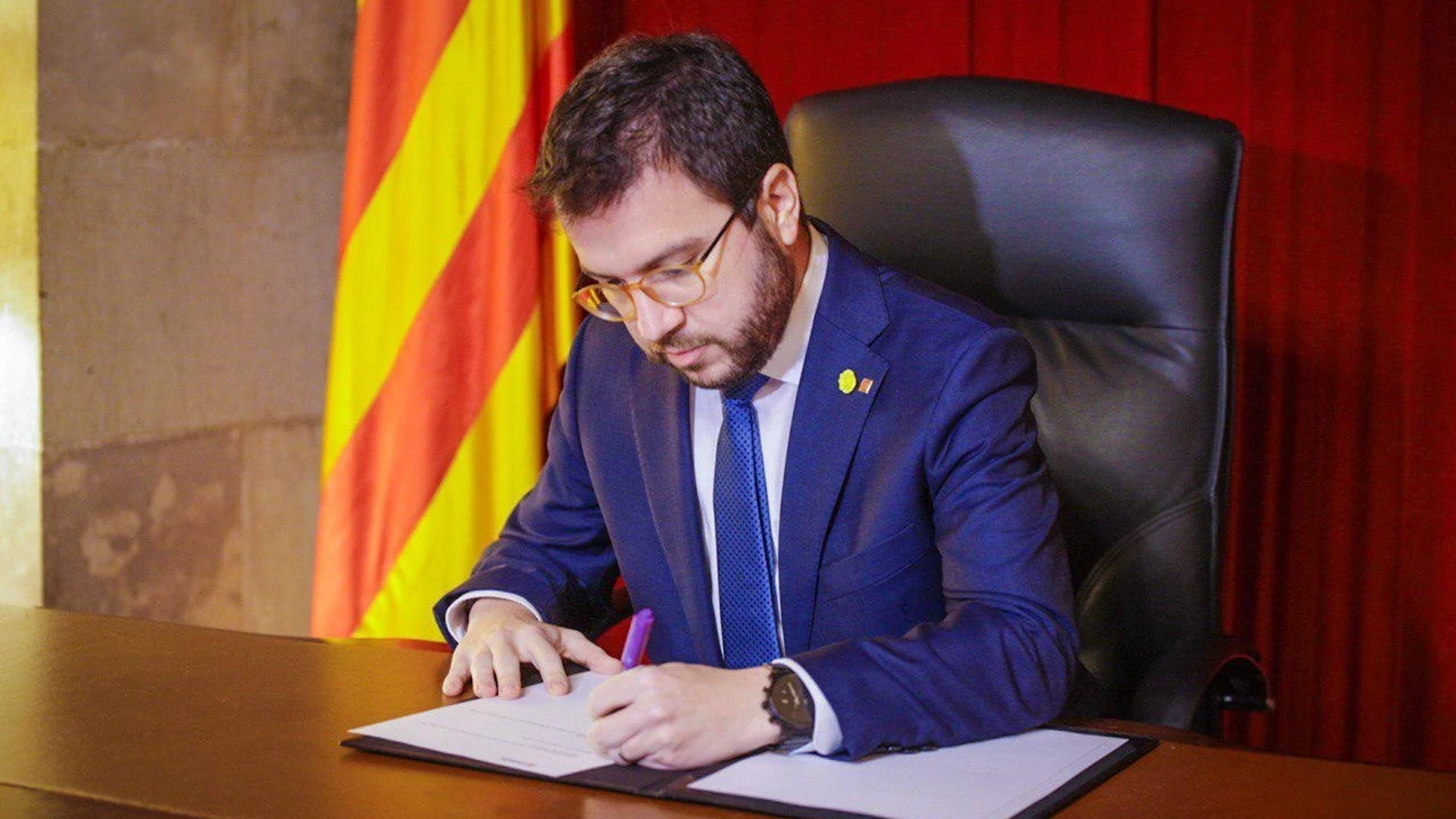 El vicepresidente de la Generalitat, Pere Aragonès, firma el decreto de convocatoria de elecciones para el 14 de febrero.